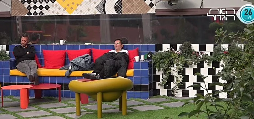 רונן ויוסי בחצר