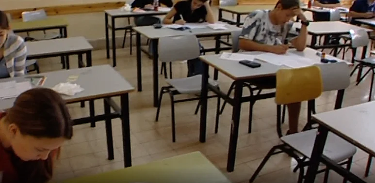 תלמידים בכיתה בבית הספר
