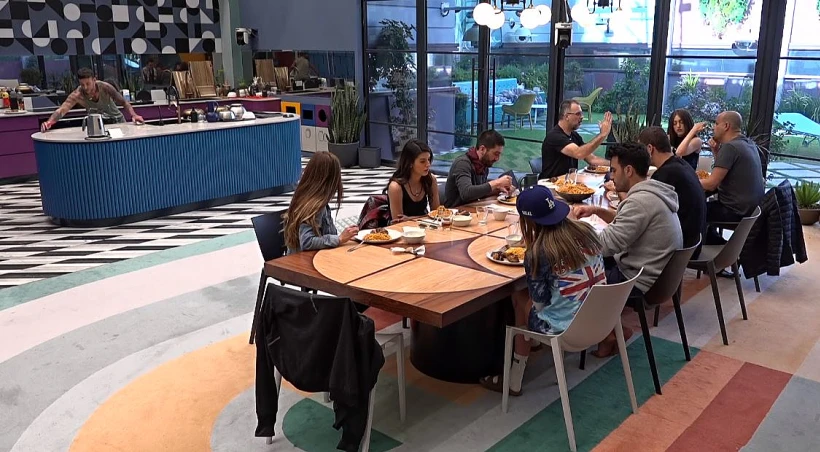 אוכלים צהריים