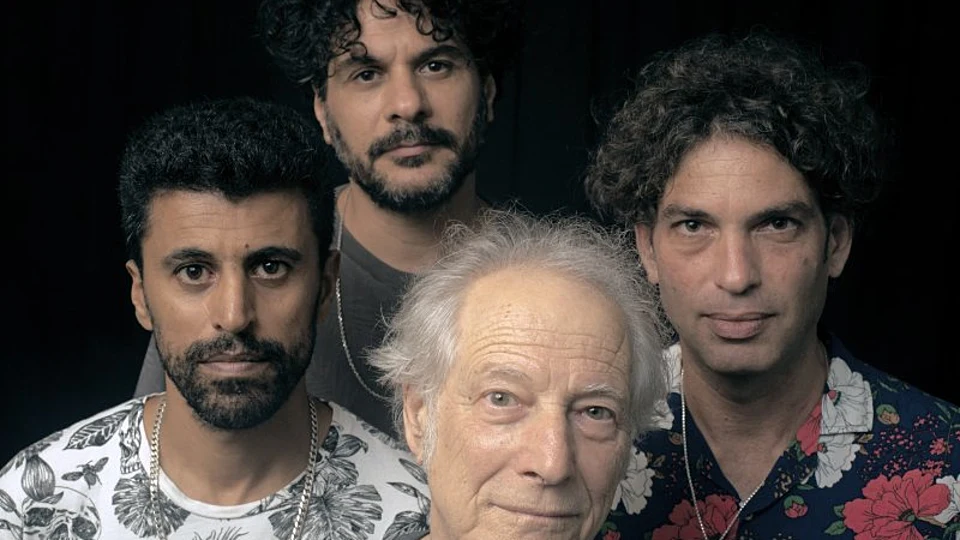 החצר האחורית