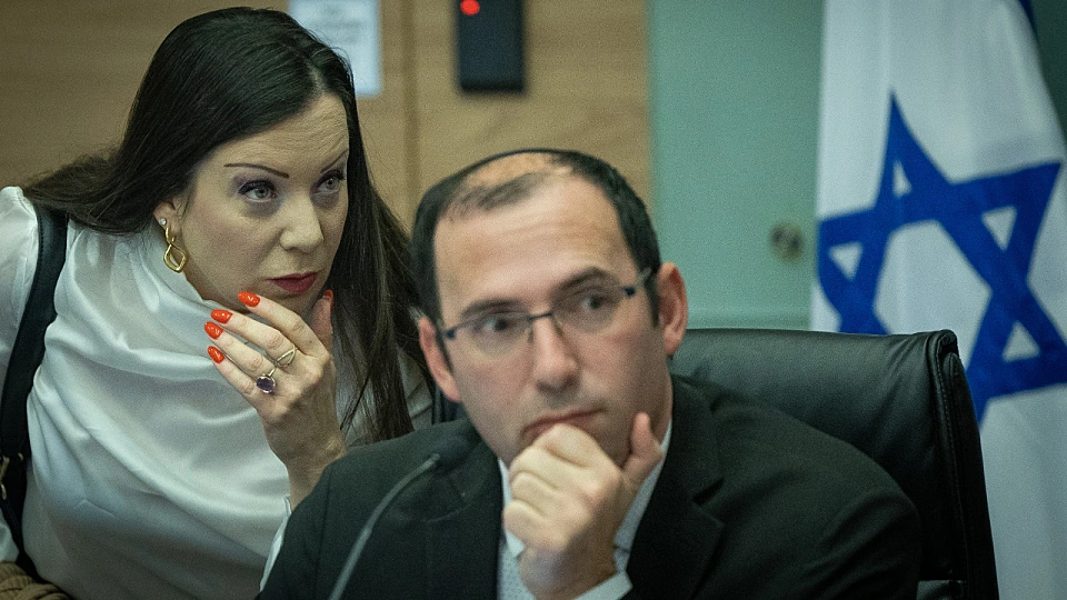רוטמן: "טעות לצפות בסרטוני החטופים". גוטליב למשפחות: "לשתוק"