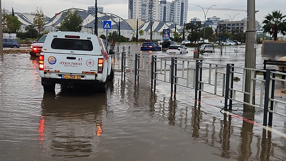 "ביירון" בשיא: הצפות ביבנה, לכודים חולצו; עץ קרס בבי"ס