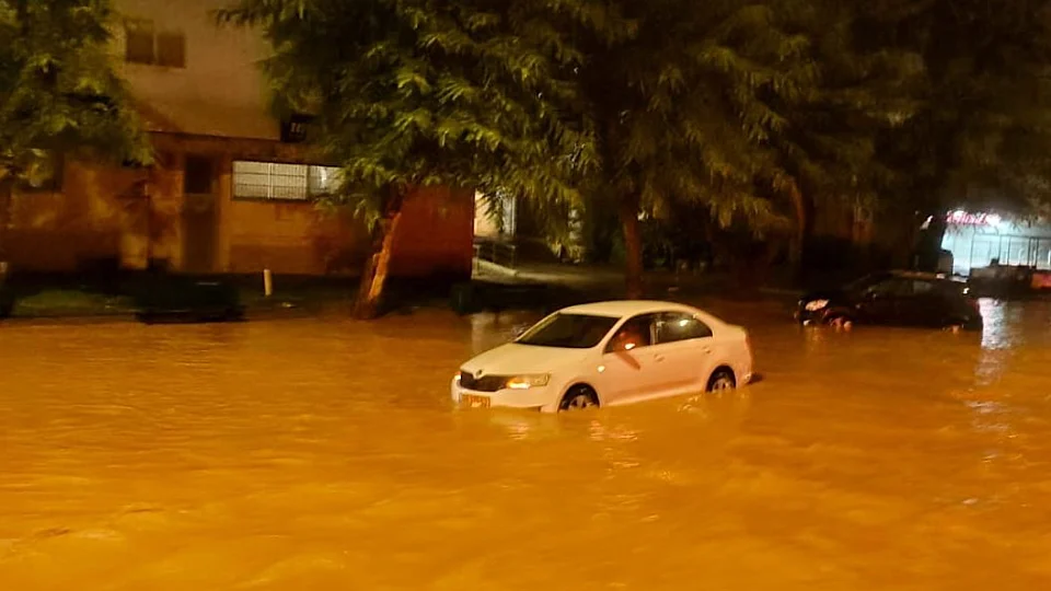 "ביירון" עוד כאן: מאות מ״מ של גשם, עשרות חולצו מההצפות