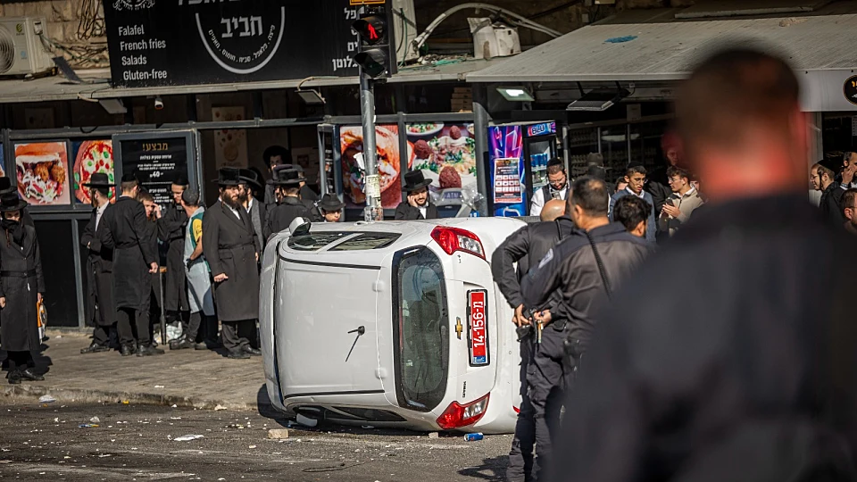 כאוס בי-ם: חרדים קיצונים הפכו ניידת. 13 שוטרים נפצעו, 4 נעצרו