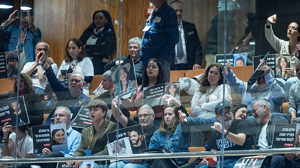 חוק הוועדה הפוליטית אושר בטרומית, באופוזיציה קרעו את ההצעה