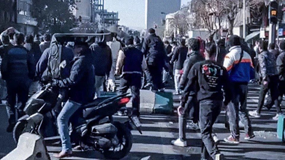 המשטר באיראן מנסה לבלום את המחאות - ומאיים ב"תגובה נחרצת"