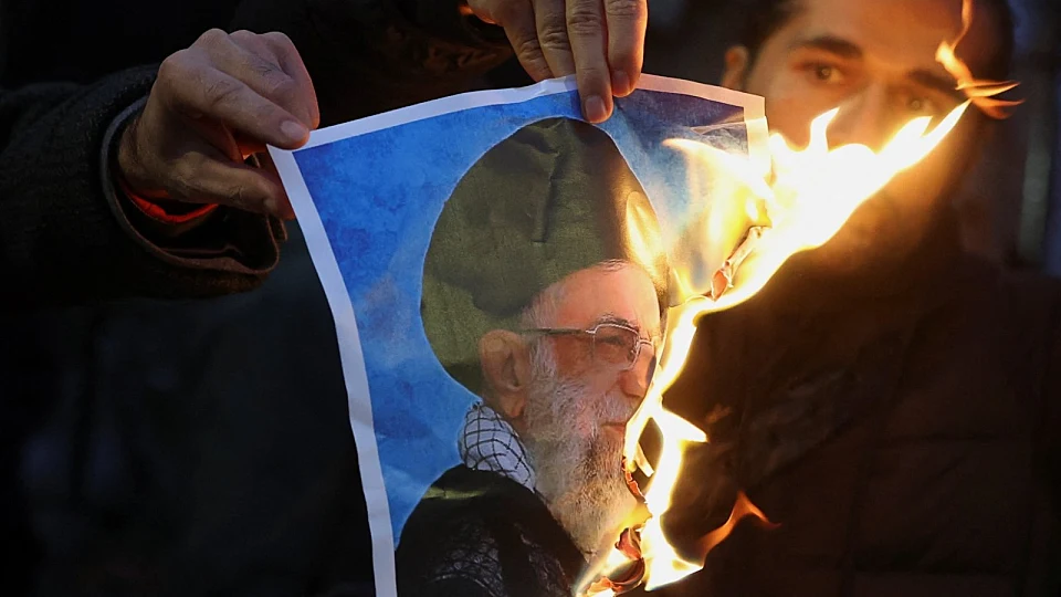 באיראן הזהירו את חמינאי: "תקיפה תצית את המחאה, נהר הדם מבעבע"