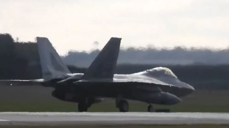 מטוסי F-22 נחתו בישראל: "שעת ההכרעה של טראמפ מתקרבת"