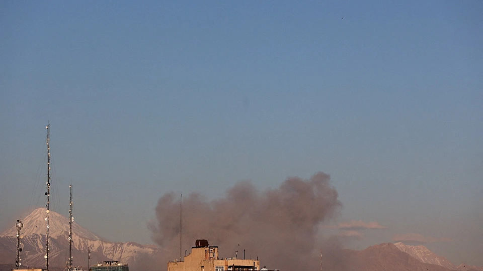 דיווחים: המועצה שבחרה יורש לחמינאי ונמל התעופה בטהרן הותקפו