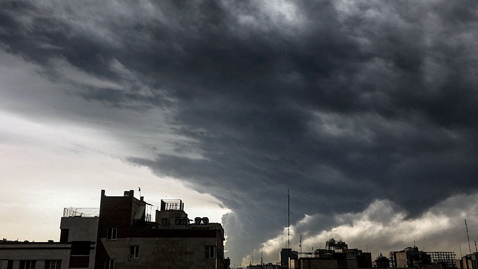 "השמיים שחורים": מימדי ההרס בטהרן נחשפים