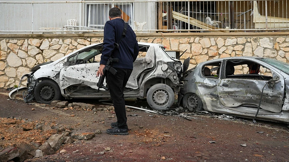 ירי מאיראן ומלבנון: בן 12 נפצע מרסיסים באילת, נפילות בשפלה