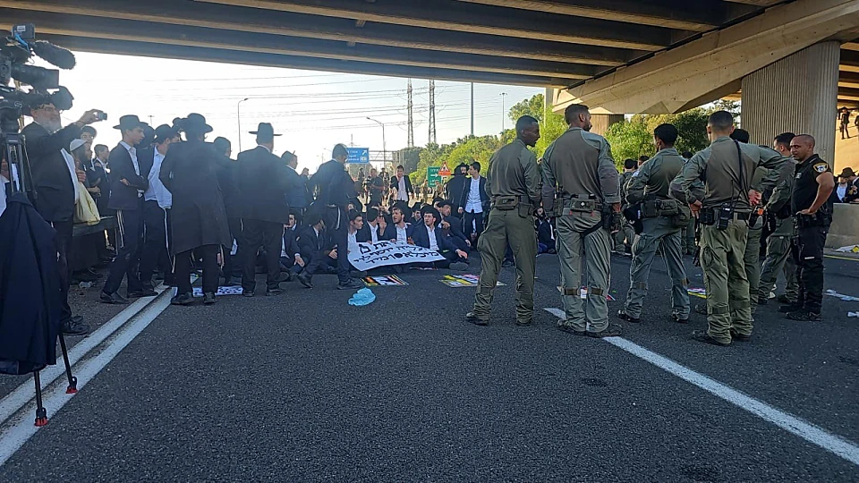 פקקי ענק וחסימות בכביש 4 בשל הפגנת חרדים: "להימנע מלהגיע"