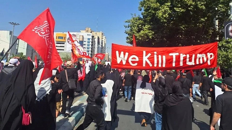 "100 מיליון דולר עבור ראשו של טראמפ": המונים בהלווית חמינאי בטהרן