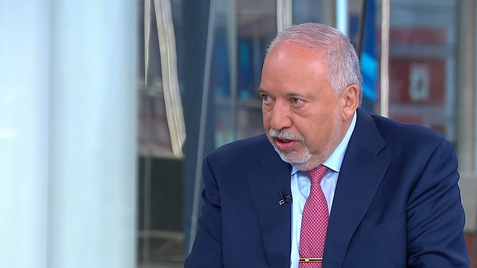 לאחר שתקף את איזנקוט, ליברמן מגיב: "ממשלת מיעוט - מסר של תבוסה"