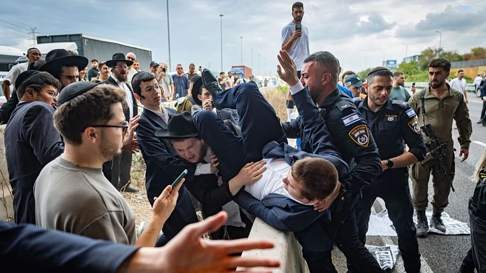 במחאה על המעצרים: מפגינים חרדים חסמו את כביש 4 במחלף גן יבנה