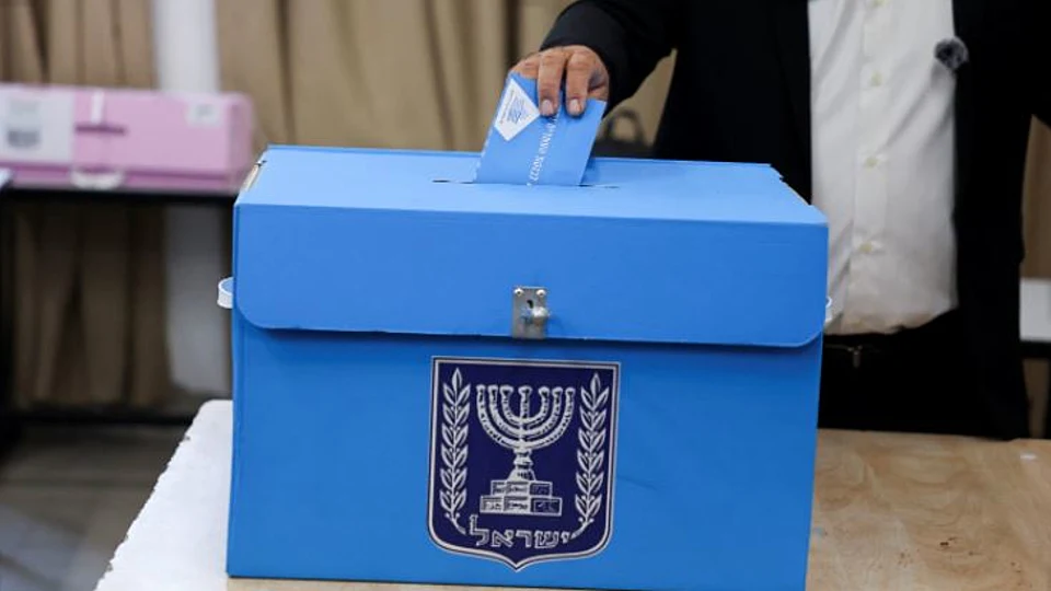 רגע האמת: הקלפיות נפתחו, הבחירות הגורליות יצאו לדרך