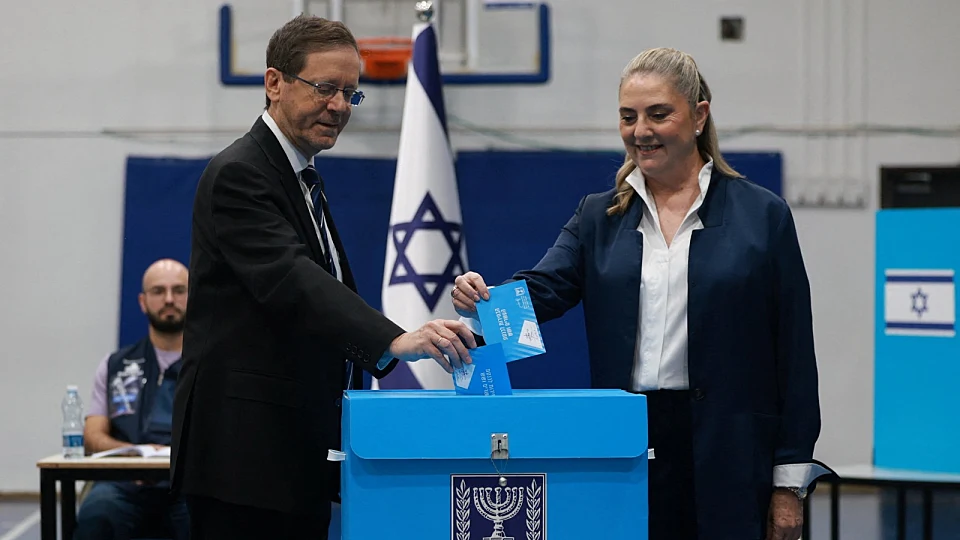 רגע האמת: הקלפיות נפתחו, הבחירות הגורליות יצאו לדרך