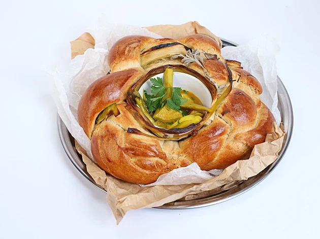 חלה לצד תבשיל ירקות חורף של אביתר מלכה