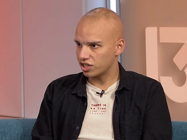 "לא, אני לא חולה סרטן": הצעיר שאיבד את כל השיער בגיל 10