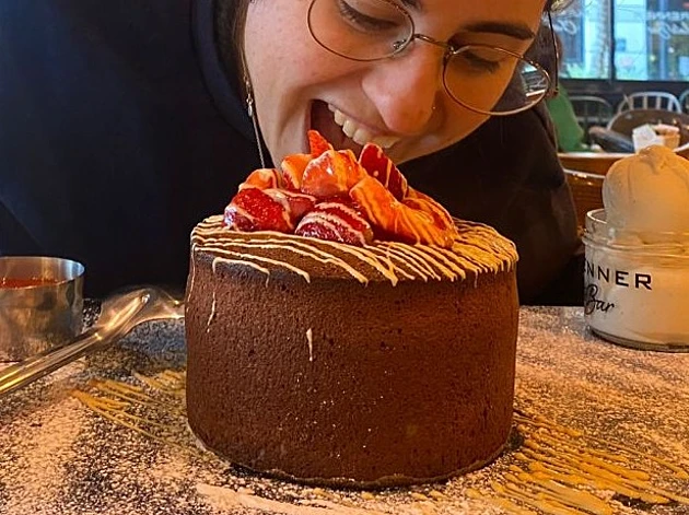 שלחנו 2 נשים לחסל סופלה שוקולד במשקל קילו. ככה זה נראה