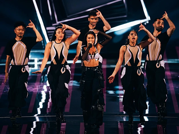 נועה קירל בדרך להופעה במדיסון סקוור גארדן בניו יורק