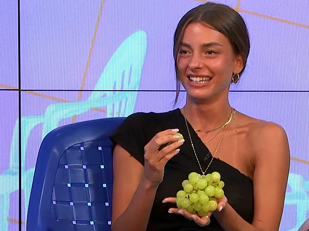 מסיבת בריכה | פרק 1: טליה ברטפלד חוגגת בבריכה עם דיאן שוורץ