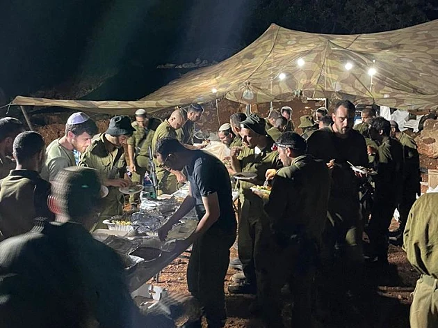מאוכל אחרי פעילות ועד ארוחות שישי: האימהות שמבשלות לחיילים
