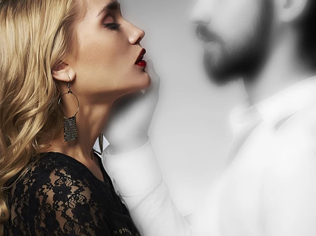 אלמנה בריטית טוענת: עשיתי שלישייה עם הרוח של בעלי המנוח