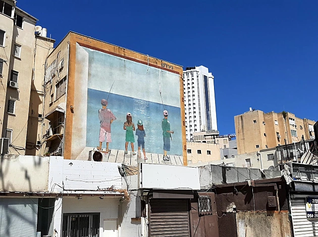 תכירו את הבלוגר שמסקר את הערים המשמימות בארץ ושובר את הרשת