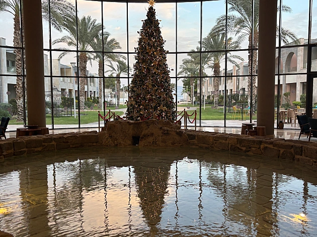 לישון בתוך סיפור: חנו-כריסמס במלון המוזיקלי הקסום והרגוע