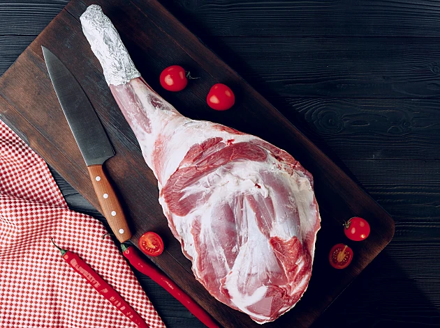 אישום: גנבה צעצוע מין ואיימה על פקח אוטובוס עם שוק טלה