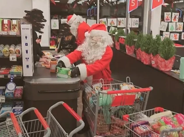 סנטה קלאוסים ו-40 שדונים שדדו סופרמרקט וחילקו את השלל