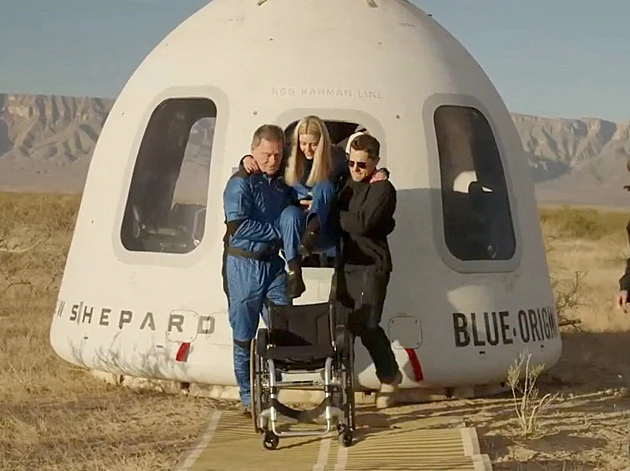 עשתה היסטוריה: האישה הראשונה שנעזרת בכיסא גלגלים שטסה לחלל