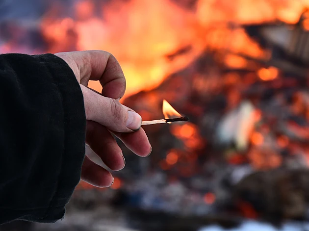 גבר הצית את עצמו בניסיון לשרוף בית של אישה