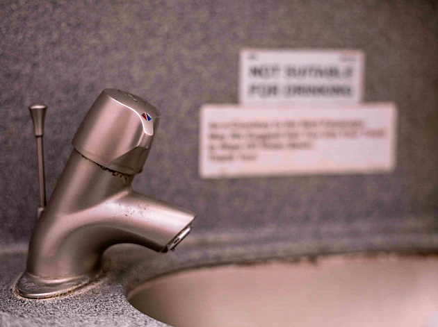 מחקר ענק קבע: הסיבה שלא כדאי לכם לשטוף ידיים בשירותי מטוסים