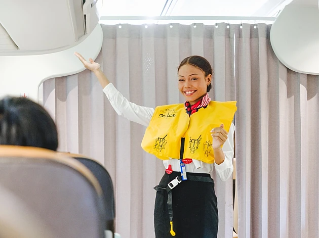 רמאות מהשמיים: הדיילת המזויפת שמסעירה את הרשת