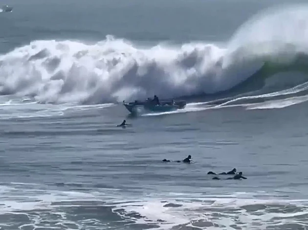 רגע לפני אסון: גולשים הבחינו בסירה נסחפת - והצילו משפחה שלמה
