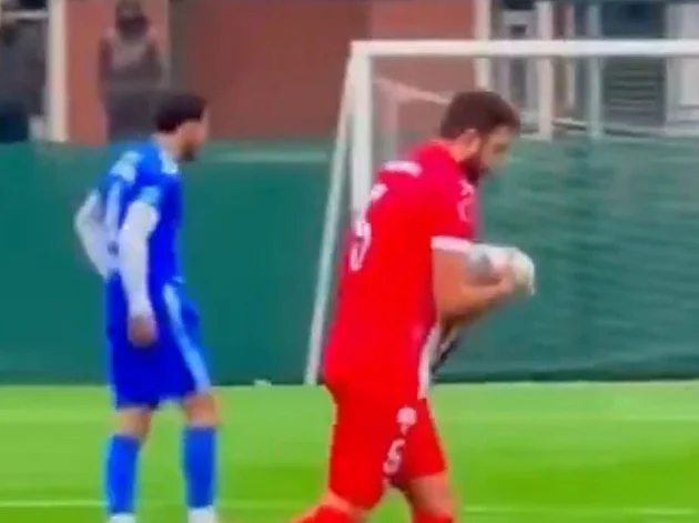 מוגזם: השוער בעט כדור שהפיל שחף - שחקן אחר עשה לו החייאה