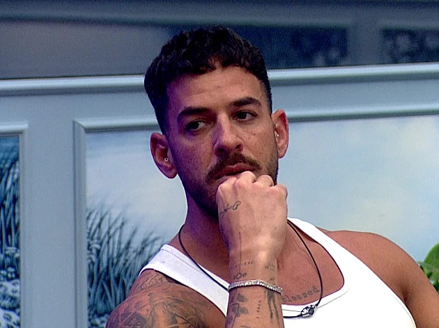 "רועדות לי הביציות": מי הדייר שהמגלשה תשלח החוצה?