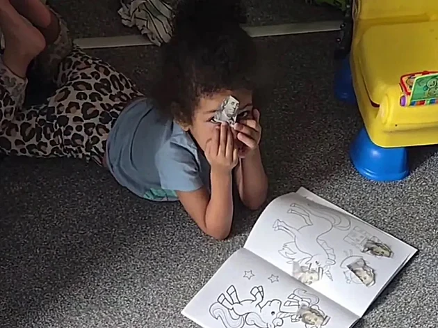 ילדה בת 3 מצאה את החיסכון של הוריה - ועשתה ממנו קונפטי