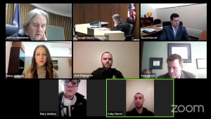 אימה בבית המשפט: הנאשם נמצא בבית הקורבן במהלך עדותה