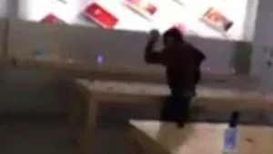רץ ברשת - חמוש בכדור ברזל: נכנס לחנות של אפל ושבר את כל המכשירים בתצוגה