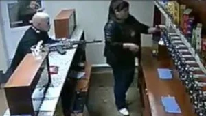 רץ ברשת - נכנס לשדוד בירה בקלצ'ניקוב שלוף ונתקל במוכרת שהגודל לא משחק אצלה תפקיד