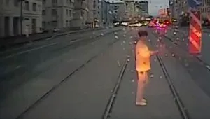 רץ ברשת - שיעור לחיים: למה לא כדאי להתעסק בסמארטפון ברחוב?