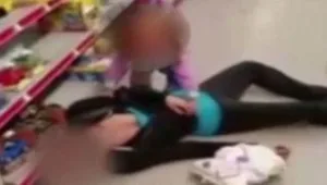שובר לב: פעוטה מנסה להעיר את אמה - שנטלה מנת יתר