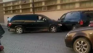 רץ ברשת - אישה מתנגחת במכונית של בן זוגה לשעבר בהתקף קנאה חסר מעצורים