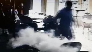 רץ ברשת - תיעוד: גלקסי אס 7 מתפוצץ בידה של אישה באמצע בית קפה