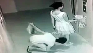 רץ ברשת - מחליא: התוקף צולם כשהוא מטריד מינית צעירה המחכה למעלית