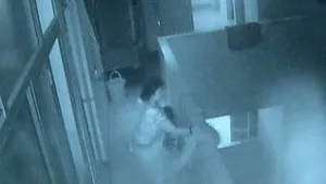 רץ ברשת - אישה זרקה את אחיינה מהקומה ה-3 כי "קולות בראשה אמרו לה לעשות זאת"