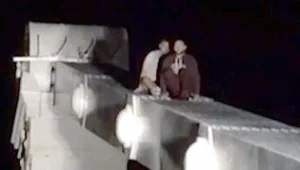 רץ ברשת - טיפס על גשר בכדי להתאבד, שינה את דעתו, החליט לרדת - וצלל אל מותו בניסיון החילוץ